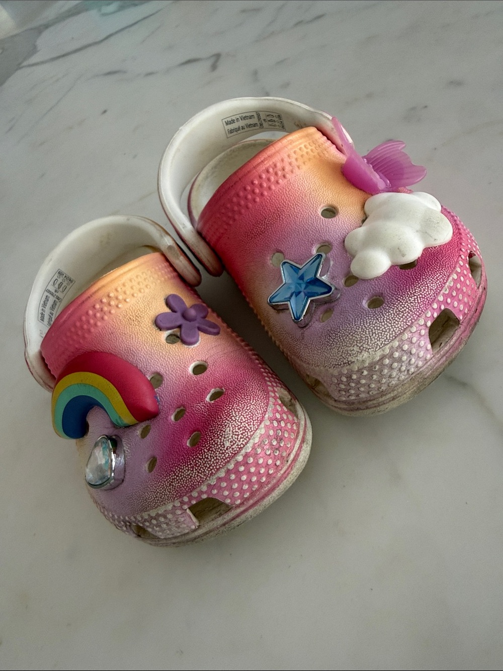 Kids Pink Ombre Crocs with Rainbow & Cloud Charms Size 6 - Picture 7 of 7